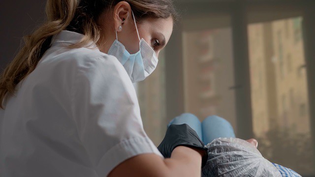 на фото врач дерматовенеролог